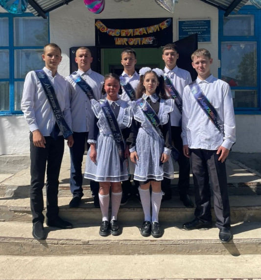 «Последний звонок» — грустный и радостный праздник.